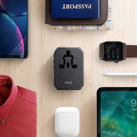 Uniq -Last. Netzwerk. Voyage World Adapter 33W + 2xUSB + PD 18W + QC 3.0 grau/anthrazit (LITHOS Collective)
