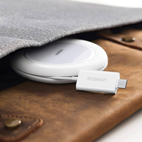 Ugreen ładowarka bezprzewodowa Qi 15W z silikonowym etui kompatybilna z MagSafe biały (CD245-40123)