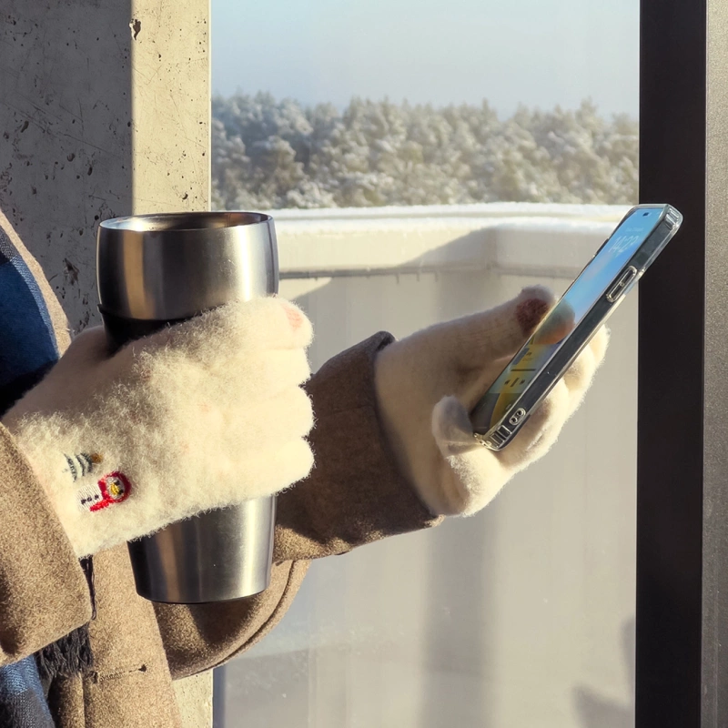 Winter-Telefonhandschuhe für Damen mit einem Schneemann und einem Weihnachtsbaum – beige